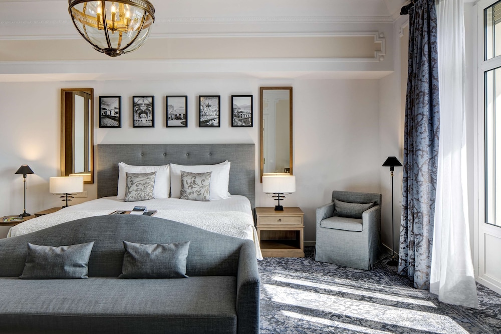 BELLEVUE 1 DORMITORIO SUITE VISTA LAGO King - 76m², 818ft². Toques de estilo Belle Époque del hotel Fairmont Le Montreux Palace