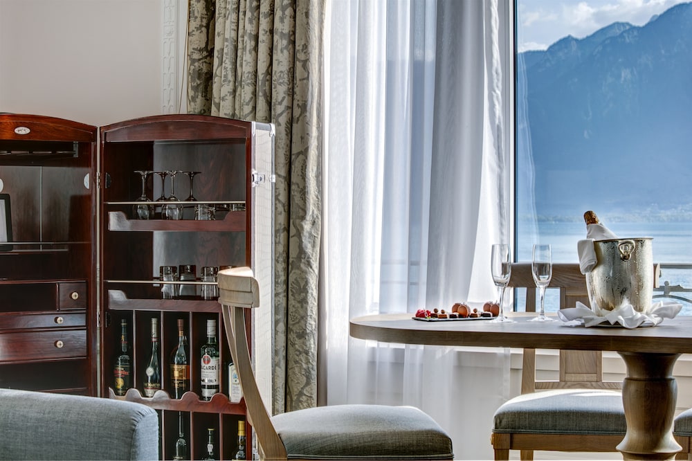 BELLEVUE 1 DORMITORIO SUITE VISTA LAGO King - 76m², 818ft². Toques de estilo Belle Époque del hotel Fairmont Le Montreux Palace. Foto 1