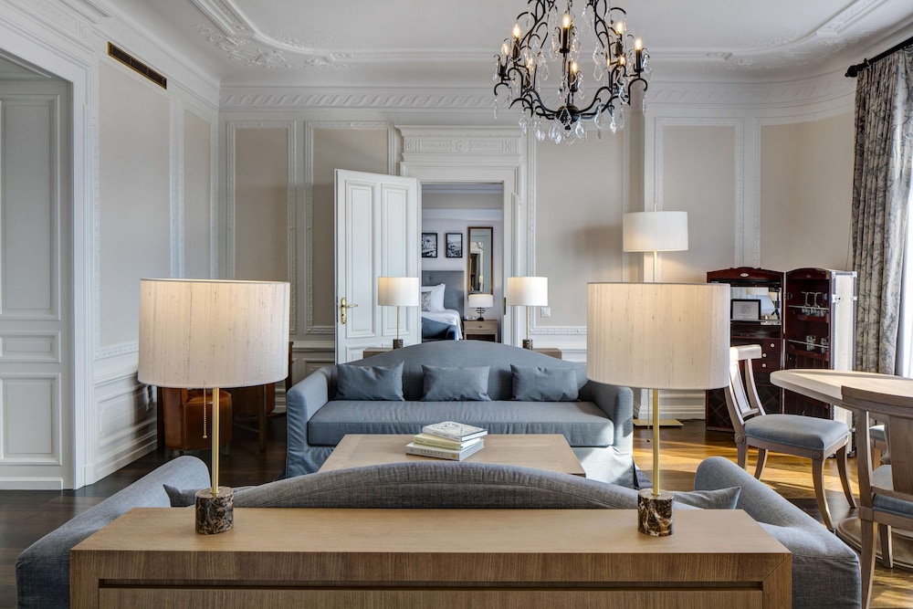 BELLEVUE 1 DORMITORIO SUITE VISTA LAGO King - 76m², 818ft². Toques de estilo Belle Époque del hotel Fairmont Le Montreux Palace. Foto 2