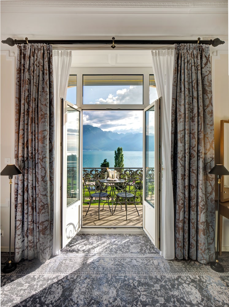BELLEVUE 1 DORMITORIO SUITE VISTA LAGO King - 76m², 818ft². Toques de estilo Belle Époque del hotel Fairmont Le Montreux Palace. Foto 4