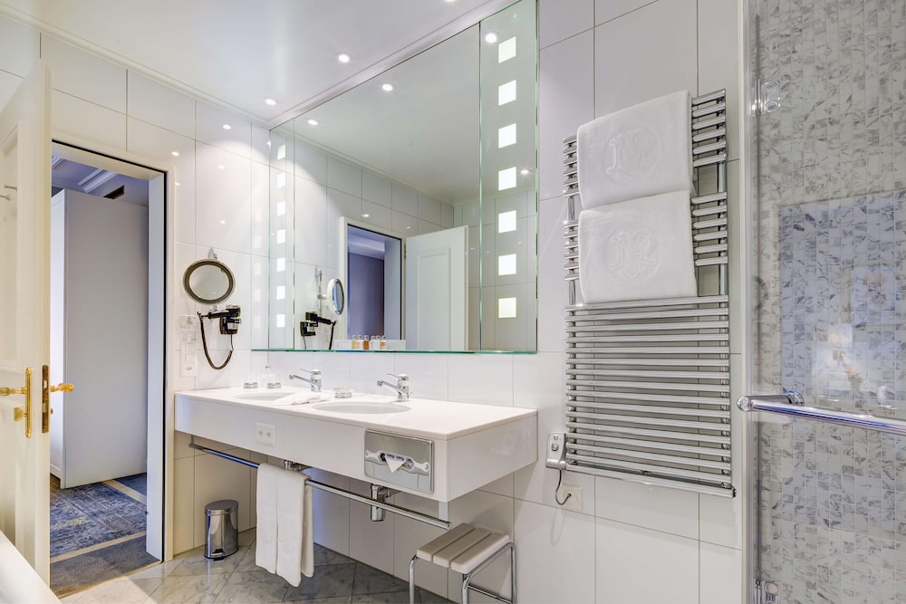 BELLEVUE 1 DORMITORIO SUITE VISTA LAGO King - 76m², 818ft². Toques de estilo Belle Époque del hotel Fairmont Le Montreux Palace. Foto 5