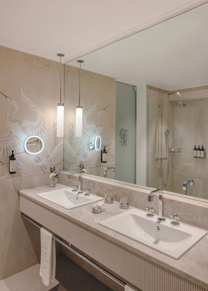 SIGNATURE VISTA LAGO King - 35m², 377ft² del hotel Fairmont Le Montreux Palace. Foto 2