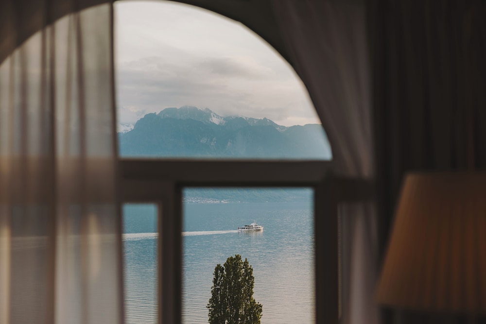 FAIRMONT VISTA LAGO Queen - 20m², 215ft² del hotel Fairmont Le Montreux Palace. Foto 2
