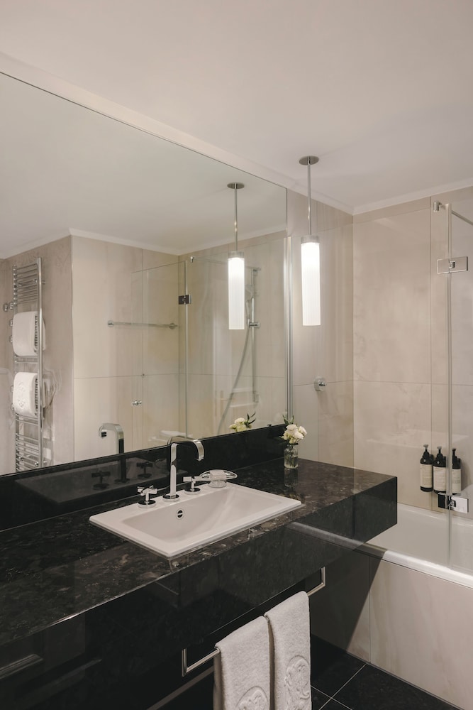 FAIRMONT VISTA LAGO Queen - 20m², 215ft² del hotel Fairmont Le Montreux Palace. Foto 3