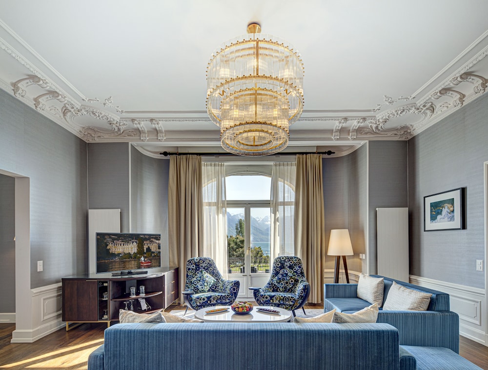 PRESIDENTIAL SUITE VISTA LAGO King - 139m², 1496ft². Amplia zona de estar y comedor, cocina americana del hotel Fairmont Le Montreux Palace