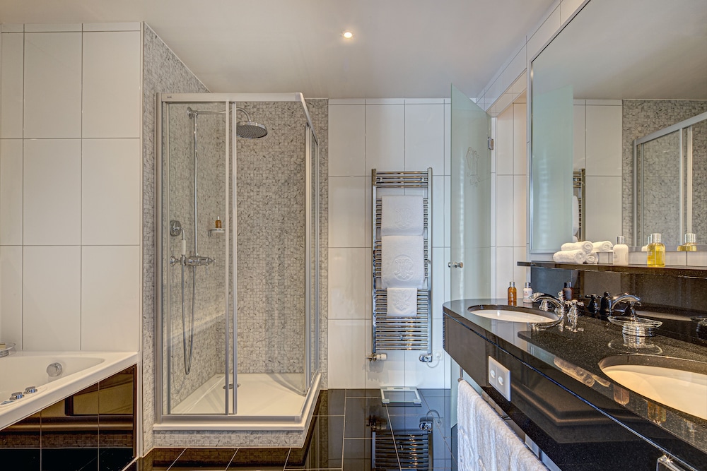PRESIDENTIAL SUITE VISTA LAGO King - 139m², 1496ft². Amplia zona de estar y comedor, cocina americana del hotel Fairmont Le Montreux Palace. Foto 1