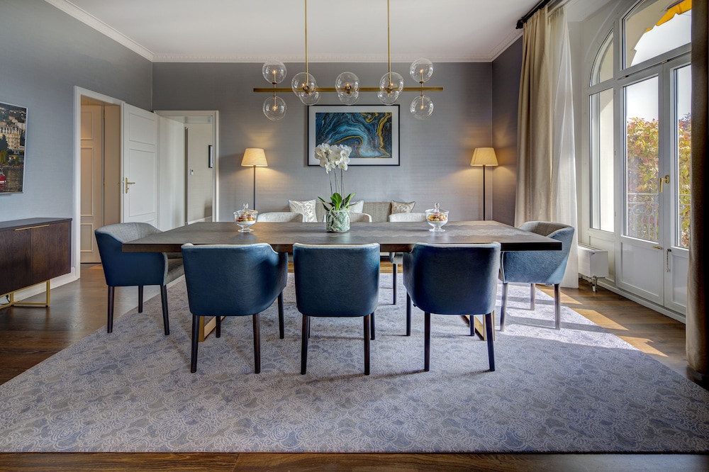 PRESIDENTIAL SUITE VISTA LAGO King - 139m², 1496ft². Amplia zona de estar y comedor, cocina americana del hotel Fairmont Le Montreux Palace. Foto 2