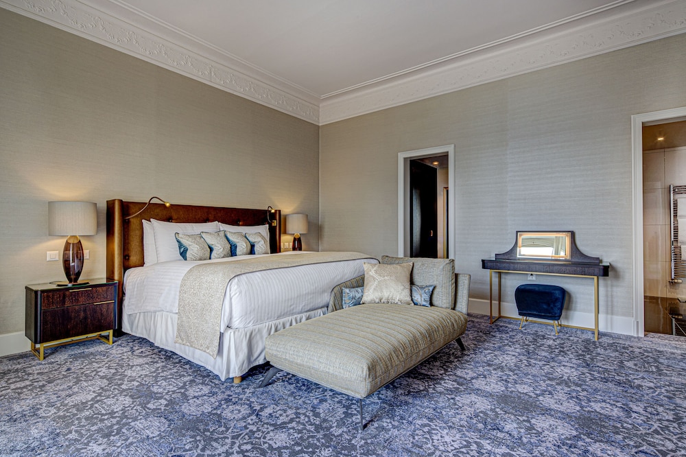 PRESIDENTIAL SUITE VISTA LAGO King - 139m², 1496ft². Amplia zona de estar y comedor, cocina americana del hotel Fairmont Le Montreux Palace. Foto 3