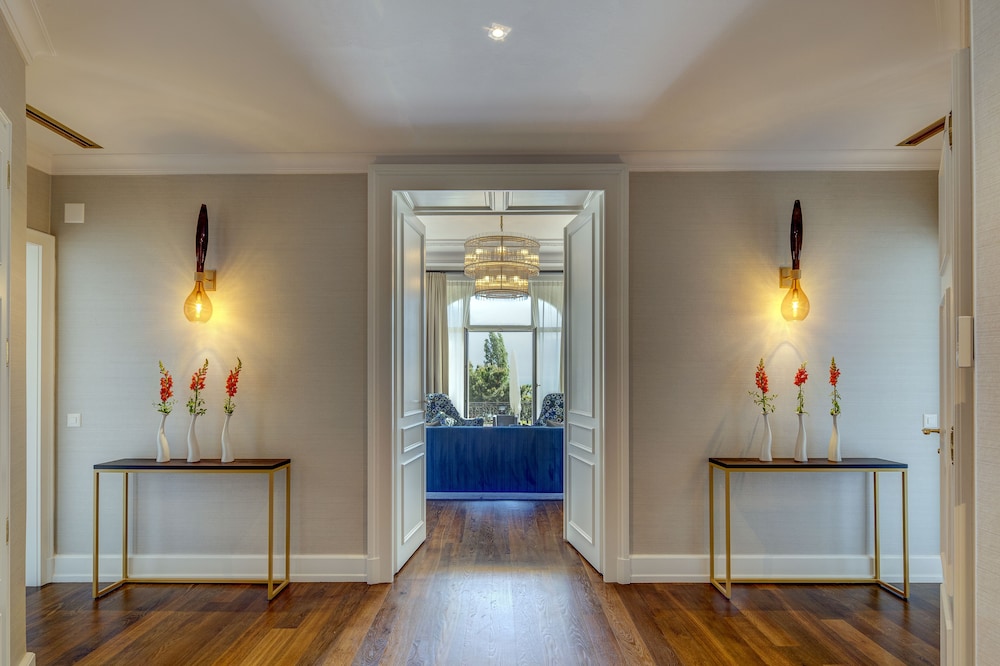 PRESIDENTIAL SUITE VISTA LAGO King - 139m², 1496ft². Amplia zona de estar y comedor, cocina americana del hotel Fairmont Le Montreux Palace. Foto 4