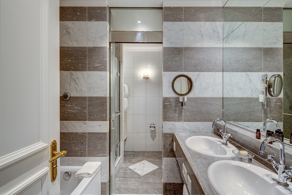 PRESIDENTIAL SUITE VISTA LAGO King - 139m², 1496ft². Amplia zona de estar y comedor, cocina americana del hotel Fairmont Le Montreux Palace. Foto 6