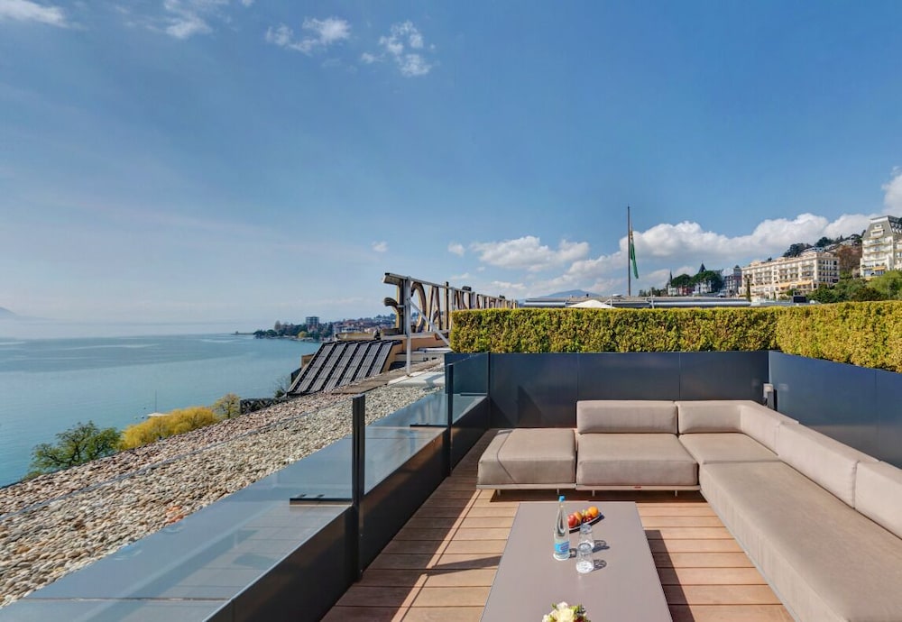QUINCY JONES 1 DORMITORIO SUITE VISTA LAGO King - 110m², 1185ft². Dos terrazas en la azotea del hotel Fairmont Le Montreux Palace. Foto 5