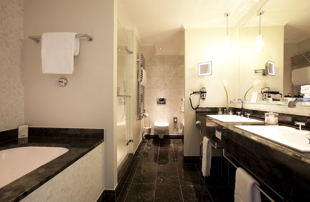 QUINCY JONES 1 DORMITORIO SUITE VISTA LAGO King - 110m², 1185ft². Dos terrazas en la azotea del hotel Fairmont Le Montreux Palace. Foto 6