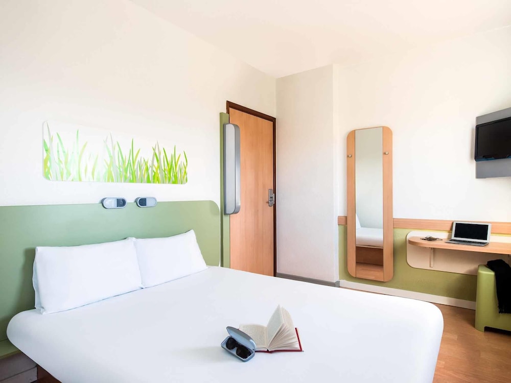 Habitación con cama doble del hotel ibis budget Leeds Centre Royal Armouries Museum