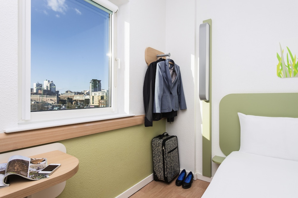 Habitación con cama doble del hotel ibis budget Leeds Centre Royal Armouries Museum. Foto 5