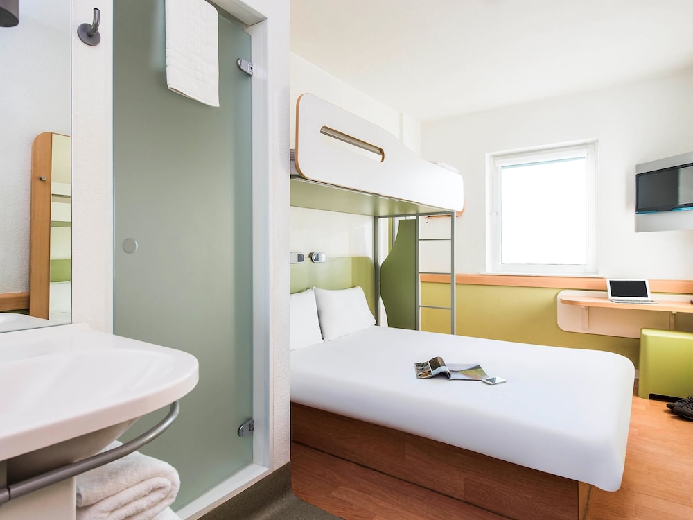 Habitación triple con cama doble y litera individual del hotel ibis budget Leeds Centre Royal Armouries Museum. Foto 9