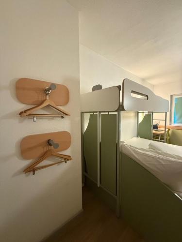Habitación Triple con cama doble y litera del hotel ibis budget Leeds Centre Royal Armouries Museum. Foto 10