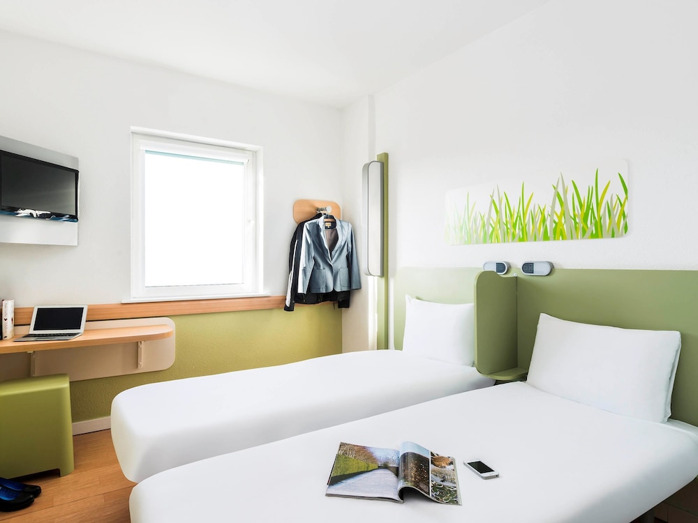 Habitación doble con dos camas individuales para hasta 2 personas del hotel ibis budget Leeds Centre Royal Armouries Museum. Foto 6