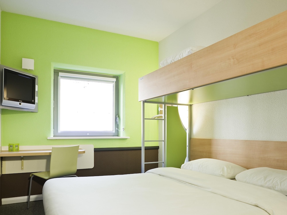 Habitación accesible con litera superior y cama doble del hotel ibis budget Leeds Centre Royal Armouries Museum. Foto 1