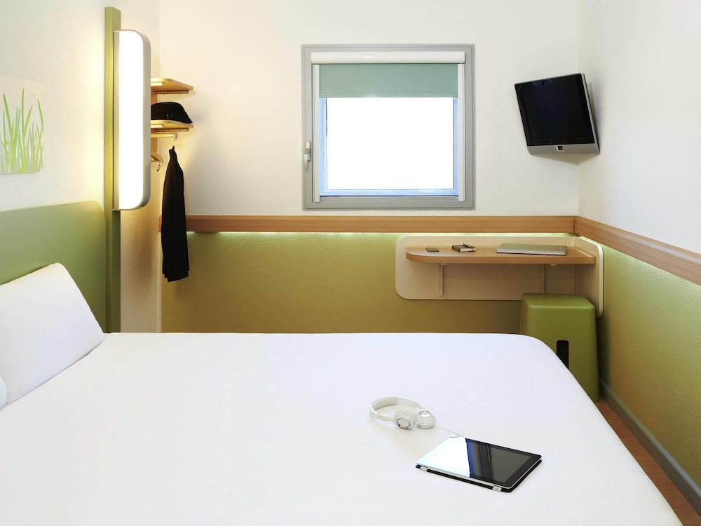 Habitación accesible con cama doble y sofá cama convertible del hotel Ibis Budget Newport