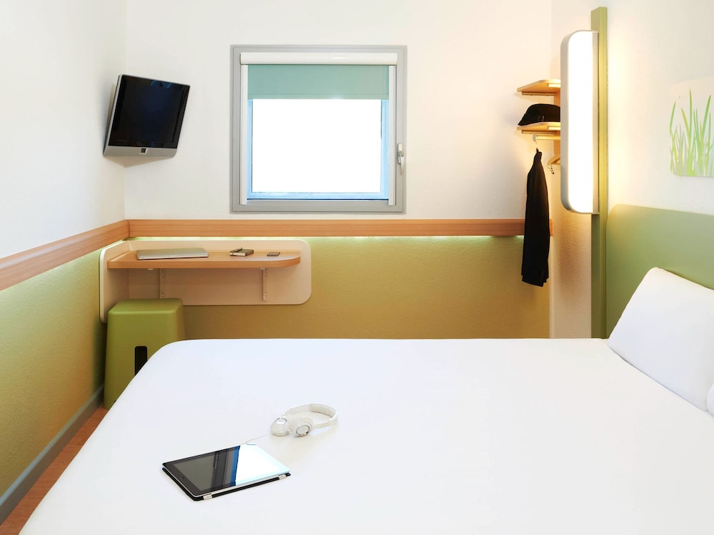 DOUBLE - Habitación con cama grande del hotel Ibis Budget Newport. Foto 1