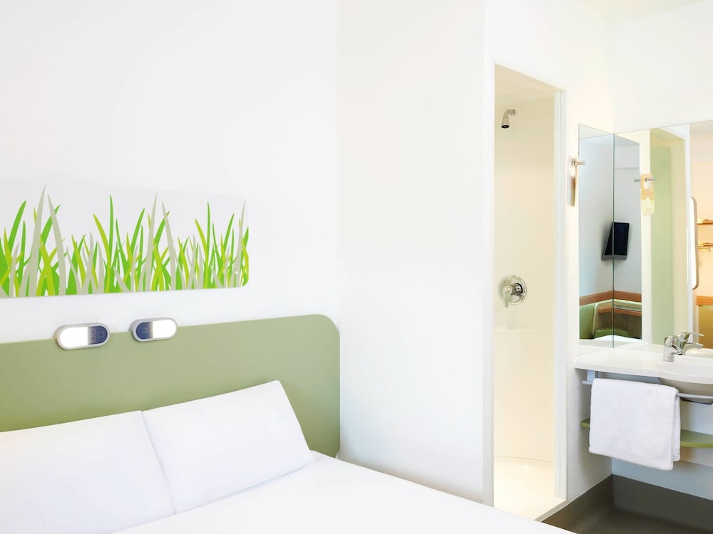 DOUBLE - Habitación con cama grande del hotel Ibis Budget Newport. Foto 2