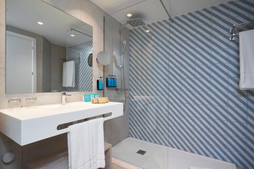 Habitación Doble My Favourite Club con vistas al mar del hotel Alua Tenerife. Foto 2