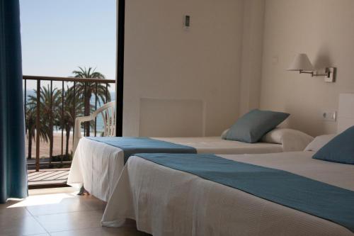 Habitación Triple con vistas a la piscina del hotel Sicania
