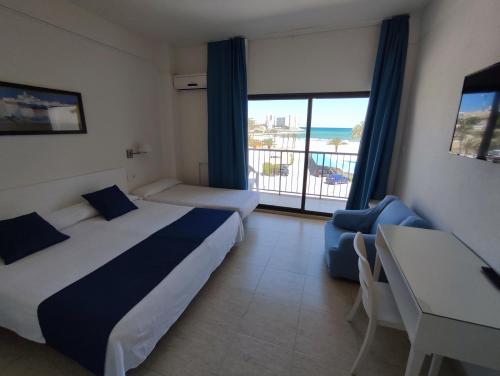 Habitación Triple con vistas a la piscina del hotel Sicania. Foto 4