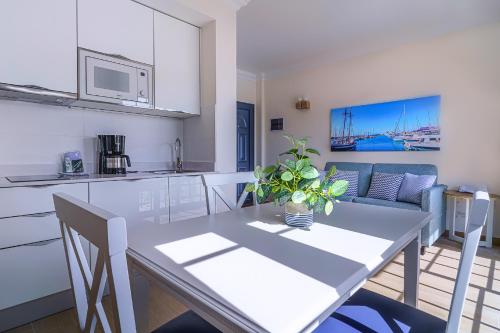 Apartamento Balcón o Terraza Superior 1 habitación Con Vistas Sofá Cama incluido 2 Camas individuales del hotel Cordial Marina Blanca. Foto 1