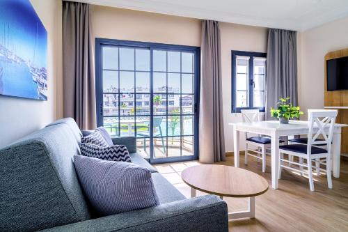 Apartamento con vistas a la piscina del hotel Cordial Marina Blanca. Foto 3