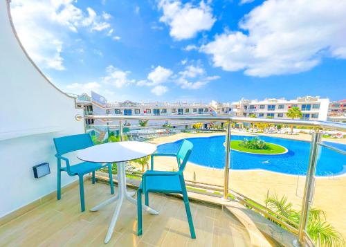 Apartamento con vistas a la piscina del hotel Cordial Marina Blanca. Foto 1