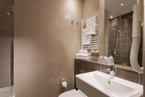 Habitación Familiar del hotel Libertel Gare De L'est Francais. Foto 5