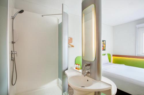 Habitación estándar con 1 cama doble y una litera del hotel Ibis Budget Semarang Tendean. Foto 3