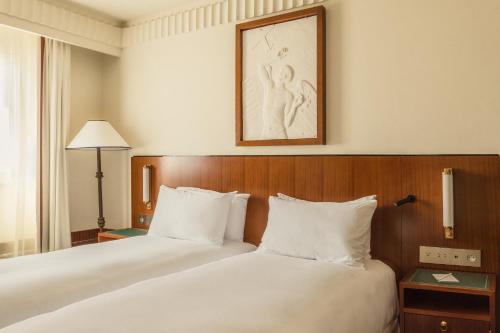 Habitación comunicada con cama extragrande del hotel Des Grands Voyageurs