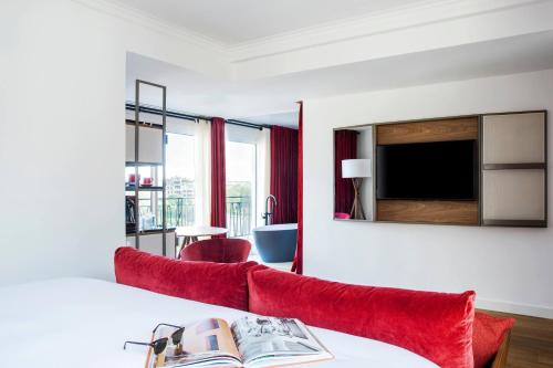 Grand Suite Eiffel con balcón del hotel Villa Marquis Meliá Collection. Foto 1