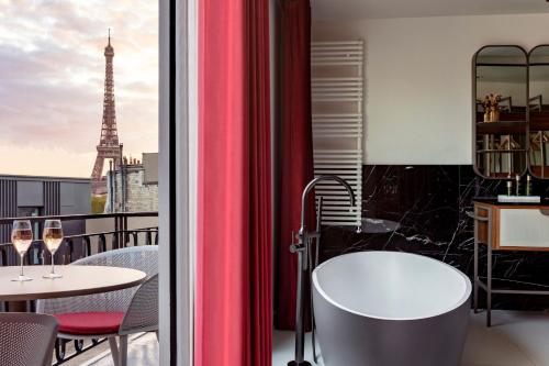 Grand Suite Eiffel con balcón del hotel Villa Marquis Meliá Collection. Foto 6
