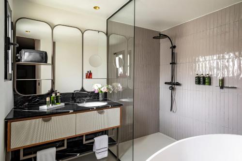 Suite con Balcón del hotel Villa Marquis Meliá Collection. Foto 5