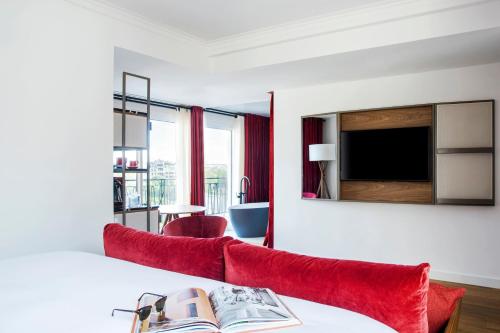 Grand Suite Eiffel con balcón del hotel Villa Marquis Meliá Collection. Foto 3