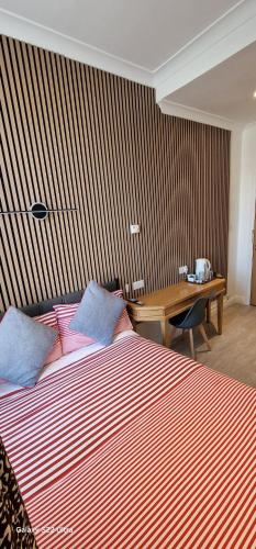 Habitación Doble compacta del hotel OYO London Guest House. Foto 3