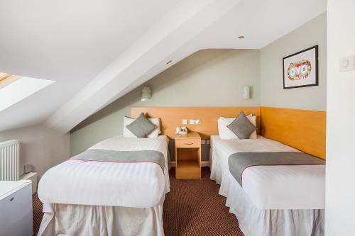 Habitación Doble Estándar - 2 camas del hotel OYO London Guest House. Foto 4