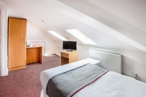 Habitación Doble Estándar - 2 camas del hotel OYO London Guest House. Foto 7