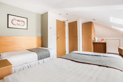 Habitación Doble Estándar - 2 camas del hotel OYO London Guest House. Foto 8