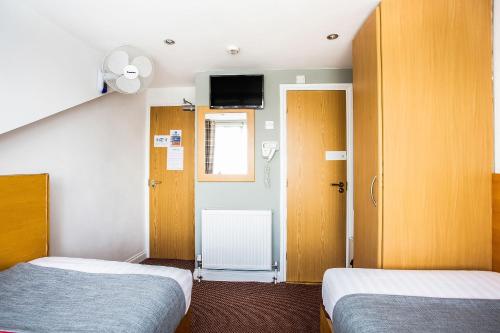 Habitación Doble Estándar - 2 camas del hotel OYO London Guest House. Foto 9