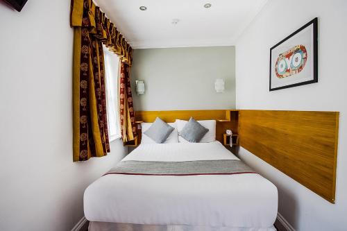 Habitación Doble Estándar del hotel OYO London Guest House. Foto 2