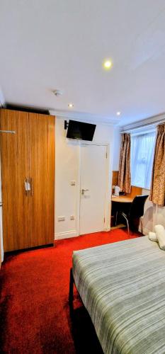 Habitación Doble Estándar del hotel OYO London Guest House. Foto 3
