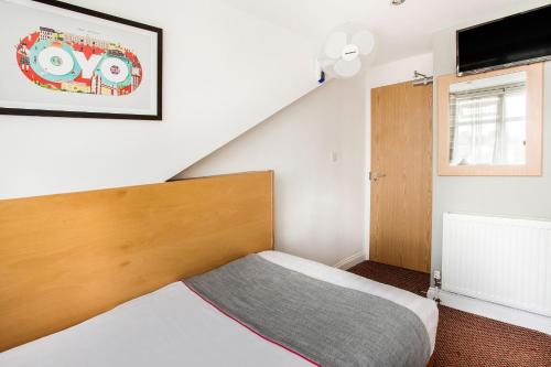 Habitación Individual Estándar del hotel OYO London Guest House. Foto 2