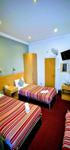 Habitación Triple Estándar del hotel OYO London Guest House. Foto 1