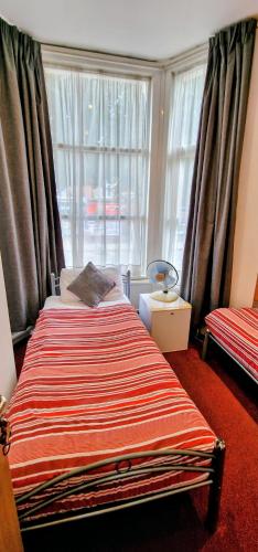Habitación Triple Estándar del hotel OYO London Guest House. Foto 2