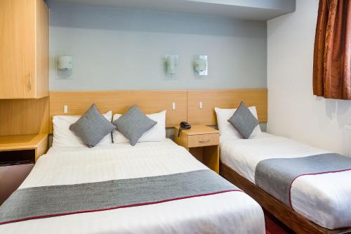 Habitación Triple Deluxe del hotel OYO London Guest House. Foto 2