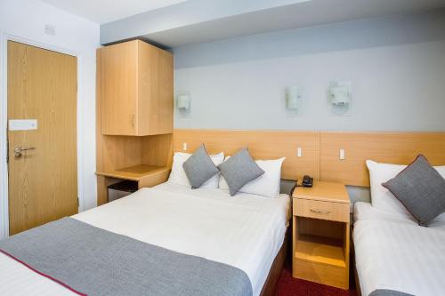 Habitación Triple Deluxe del hotel OYO London Guest House. Foto 3